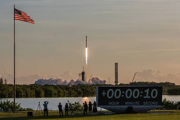 Why Did SpaceX’s Falcon 9 Create a Giant “Space Jellyfish”? The Science Behind the Viral Sky Phenomenon